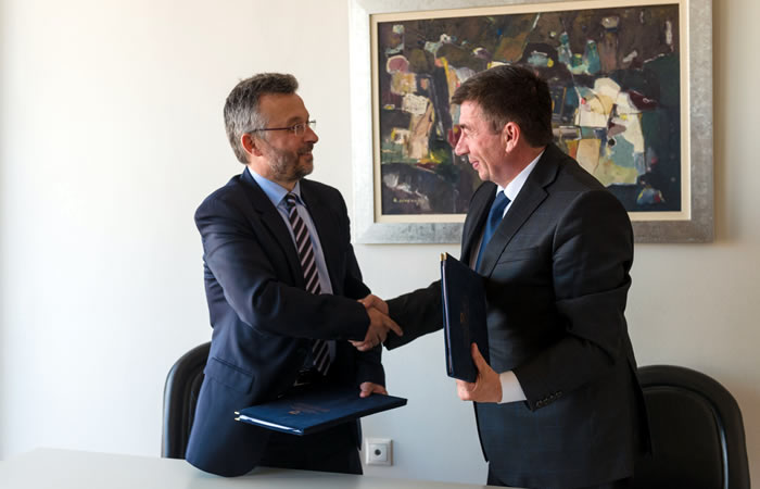 Signature of the agreement between Prof. Dr Arsim Bajrami and Mr Yannis Ververidis